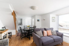 Charming 3 bedroom harbour cottage with parking